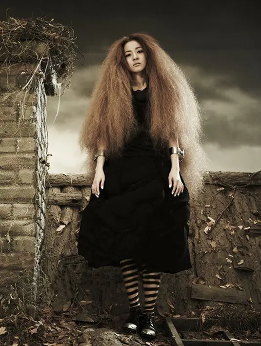 Di music video 'It Hurts', Sandara Park sempat tampil dengan rambut panjang yang disasak dan mengembang banget! (tweitter/painutbutter).