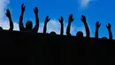 Patung perunggu yang berjudul "Raise Up" dipajang dalam pameran National Memorial for Peace and Justice, Montgomery, AS (23/4). Dalam sejarah AS, orang yang menjadi budak berkulit hitam dan dimiliki orang yang berkulit putih. (AP Photo / Brynn Anderson)