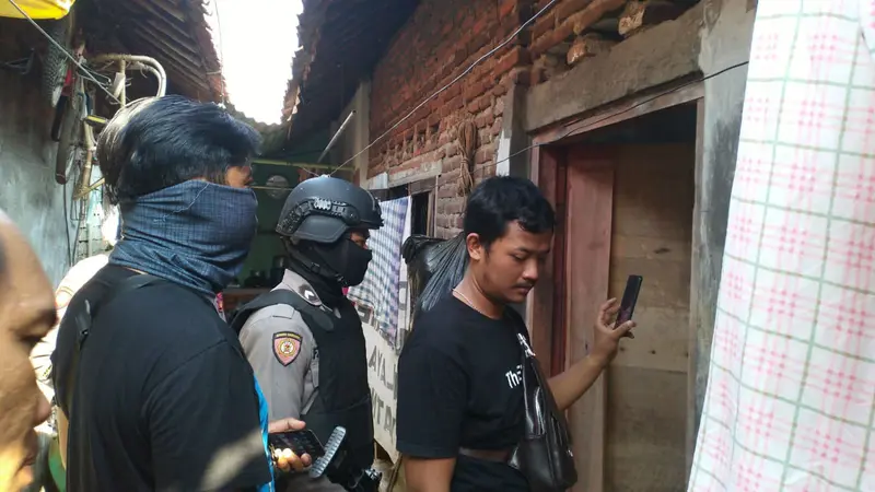 Saat Densus 88 Tangkap Terduga Teroris Cirebon