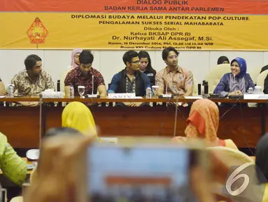Dr. Nurhayati Ali Assegaf. M.Si (kanan) menjawab pertanyaan dalam Dialog Publik di Gedung Nusantara III DPR RI, Senayan, Jakarta, Kamis (18/12/2014). (Liputan6.com/Andrian M Tunay)