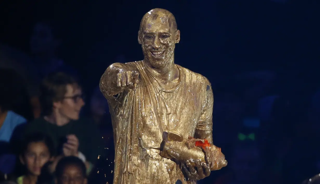 Kobe Bryant antusias dan terlihat senang usai disemprot cairan emas pada acara Kids Choice Sport 2016 di Los Angeles, California, (14/7/2016). (REUTERS/Mario Anzuoni)