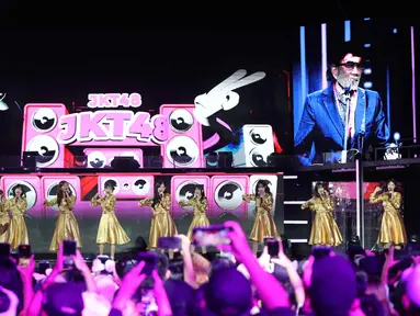 Penampilan kolaborasi JKT48 dengan Raja Dangdut Rhoma Irama pada hari pertama malam puncak pertama Konser Raya 31 Tahun Indosiar Luar Biasa di Studio 6 Emtek City, Daan Mogot, Jakarta Barat, pada Sabtu (10/1/2026) malam. Malam pertama Konser Raya 31 Tahun Indosiar Luar Biasa berlangsung meriah. (Kapanlagi.com/Budy Santoso)
