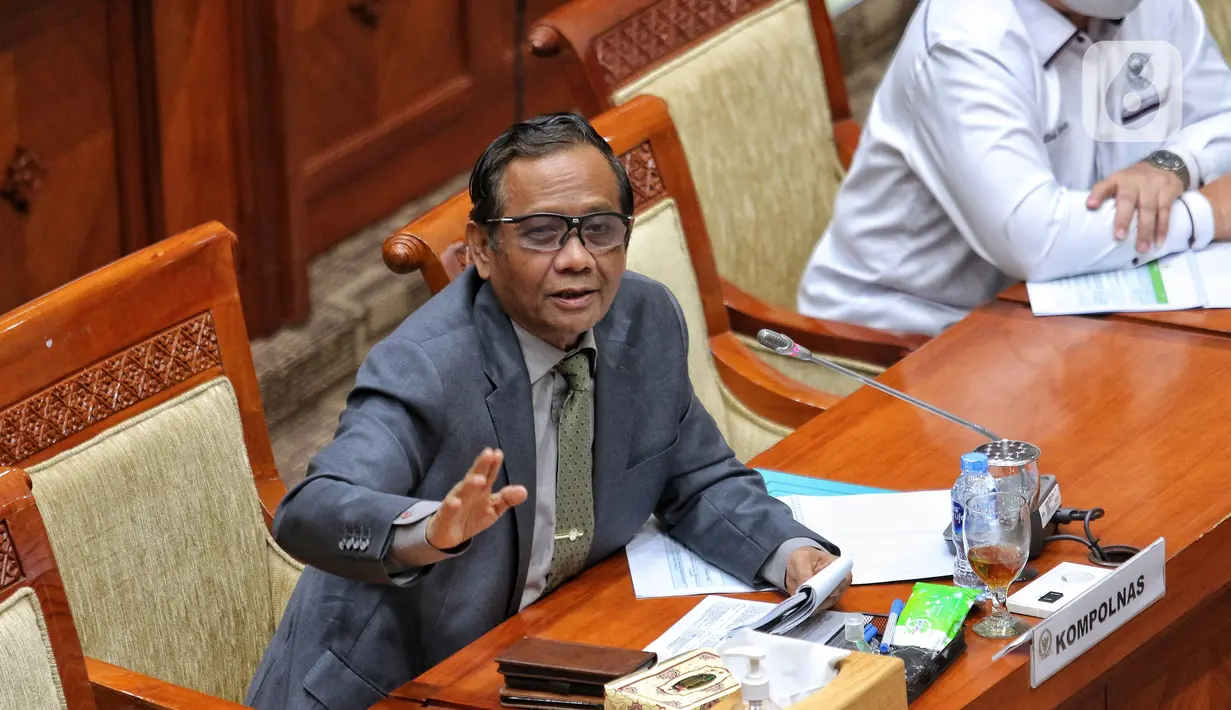 Ketua Kompolnas/Menkopolhukam,  Mahfud MD mengikuti Rapat Dengar Pendapat (RDP) bersama Komisi III DPR di Kompleks Parlemen, Senayan, Jakarta, Senin (22/8/2022). RDP tersebut membahas mengenai kasus penembakan Brigadir J yang melibatkan mantan Kadiv Propam Polri Irjen Ferdy Sambo. (Liputan6.com/Angga Yuniar)