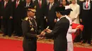 Presiden Joko Widodo atau Jokowi (kanan) menyerahkan tongkat komando kepada Kapolri Idham Azis saat upacara pelantikan di Istana Negara, Jakarta, Jumat (1/11/2019). Idham Azis dilantik menjadi Kapolri menggantikan Tito Karnavian yang diangkat menjadi Mendagri. (Liputan6.com/Angga Yuniar)
