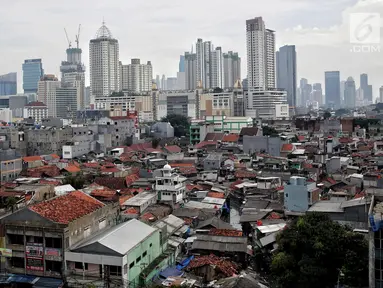 Pemandangan pemukiman padat penduduk dengan latar gedung bertingkat di Jakarta Pusat, Kamis (31/1). Berdasarkan survei Euromonitor International, Jakarta akan menjadi kota paling padat di dunia pada 2030. (Liputan6.com/Faizal Fanani)