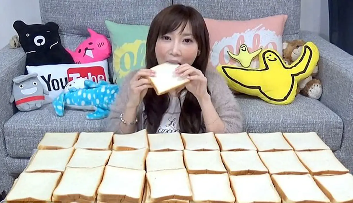 Yuka Kinoshita, wanita cantik asal Jepang ini melakukan tantangan untuk mengonsumsi 100 lembar roti tawar dengan jumlah 10 ribu kalori dan berat 3,8 kg hanya dalam waktu yang cukup singkat. (dailymail.co.uk)