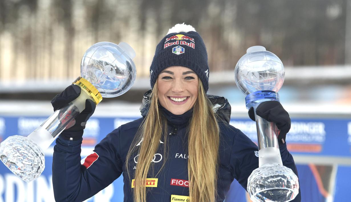 Atlet Biathlon asal Itali, Dorothea Wierer menunjukkan piala dalam perlombaan Piala Dunia IBU Biathlon di Kontiolahti, Finlandia, Sabtu (14/3/2020). (Foto: AFP/Jussi Nukari)