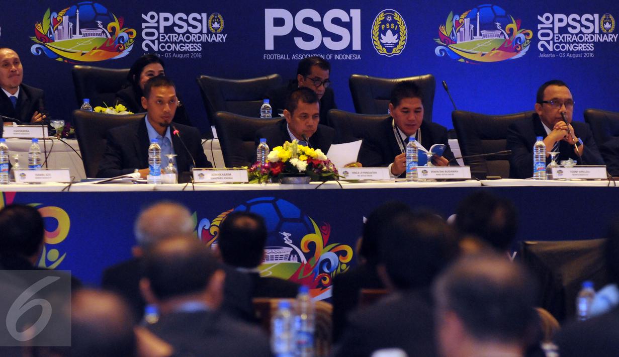 Para anggota pengurus PSSI melakukan Kongres Luar Biasa PSSI di Jakarta, Rabu (3/8). Kongres untuk menetapkan enam agenda pada KLB PSSI mendatang. (Liputan6.com/Helmi Fithriansyah)