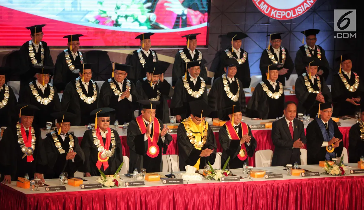 Kapolri Jenderal Tito Karnavian (keempat kanan) menghadiri pengukuhan sebagai guru besar untuk studi strategis kajian kontra terorisme di Sekolah Tinggi Ilmu Kepolisian Perguruan Tinggi Ilmu Kepolisian, Jakarta, Kamis (26/10). (Liputan6.com/Faizal Fanani)