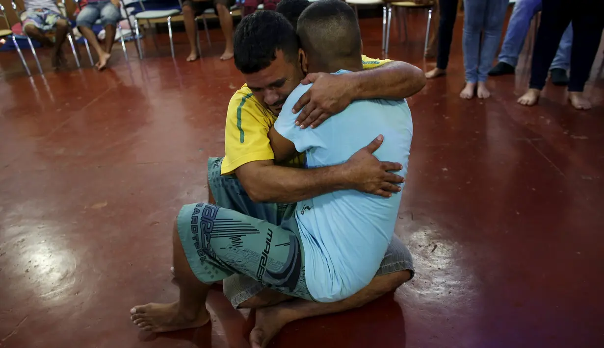 Sesama tahanan berpelukan dan menangis saat sesi konsultasi dengan seorang psikolog penjara Porto Velho, Brasil, (28/8/2015) . Maksud dari kegiatan ini agar para tahanan bila sudah keluar nanti tidak mengulangi kesalahannya lagi. (REUTERS/Nacho Doce) 