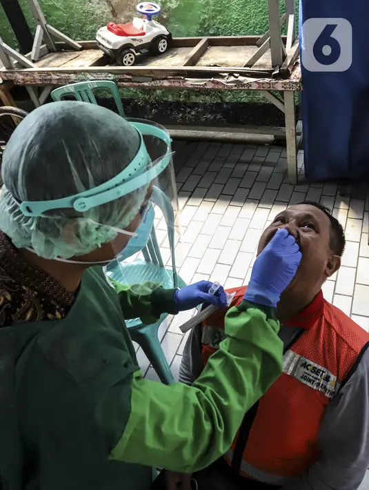 Tenaga kesehatan Puskesmas Kecamatan Menteng melakukan tes usap antigen dan PCR gratis kepada warga saat Swab Seru Keliling di Masjid Jami Assuhaimiah, Kebon Sirih, Jakarta, Kamis (9/9/2021). Program ini diharapkan dapat memutus penularan COVID-19 dari pasien tanpa gejala. (Liputan6.com/Johan Tallo)