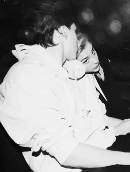 Salah satu foto yang membuat netizen wanita cemburu ialah, ketika Brooklyn mendaratkan ciuman mesra dikening Chloe Moretz. (viainstagram@brooklynbeckham/Bintang.com)