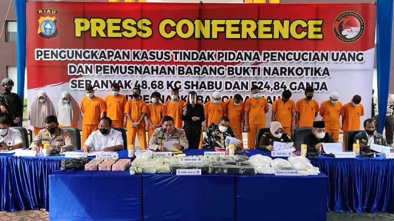 Konperensi pers pengungkapan peredaran narkoba di Riau dengan sejumlah tersangka.
