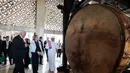 Presiden Jerman Frank-Walter Steinmeier (kiri) dan Ibu Negara Elke Buedenbender (kedua dari kiri) melihat bedug saat Menteri Agama dan Imam Besar Masjid Istiqlal Nasaruddin Umar (kanan) memperkenalkannya di Masjid Istiqlal, Jakarta, Senin 15 Juni 2026. (Yasuyoshi Chiba/AFP)