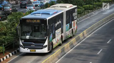 Bus Transjakarta melintas di Jalan MH Thamrin, Jakarta, Senin (24/7). Pemprov DKI Jakarta menyiapakan layanan bus Transjakarta gratis mulai 1 Agustus hingga 15 September 2018. (Liputan6.com/Faizal Fanani)