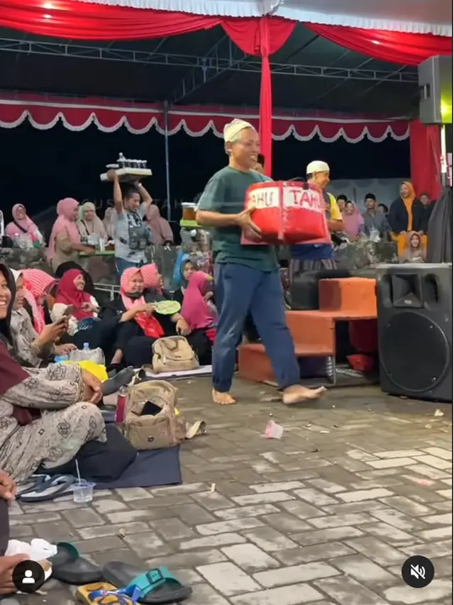 6 Potret Gus Miftah Beli Jajanan Kaki Lima, Disebut Netizen Hanya Pencitraan