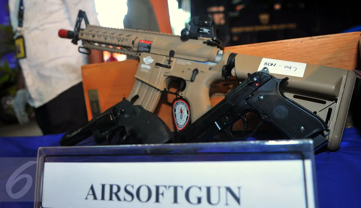 Pistol angin atau airsoftgun yang disita petugas bea dan cukai di Bandara Soekarno Hatta, Tangerang, (16/2). Petugas menggagalkan ekspor maupun impor berbagai jenis barang yang dianggap terlarang. (Liputan6.com/Faisal R Syam)