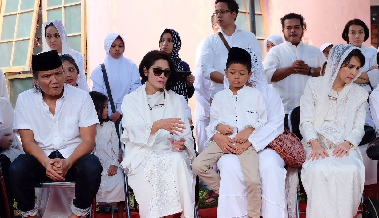 Usai pemakaman, Adrie Subono mengungkapkan beberapa kali mendapat firasat sebelum kepergian ibundanya. (Dezmond Manullang/Bintang.com)