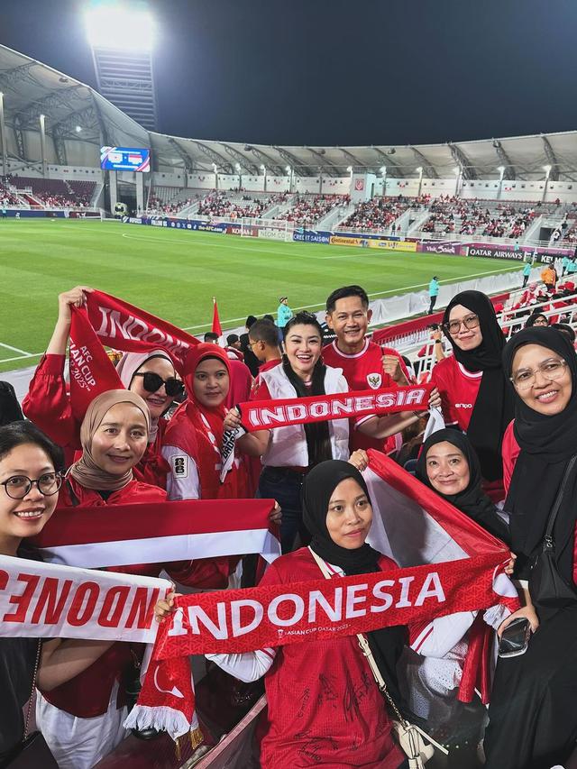 9 Momen Fitri Carlina Setia Nonton Langsung Timnas, Rela Bolak-Balik Indonesia-Qatar