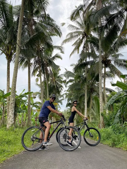 Saat di Bali, tentu outfit disesuaikan lagi. Tampil dengan kaus dan tanktop jadi pilihan Mikha dan Deva saat bersepeda. [@miktambayong]