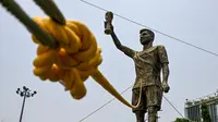 Patung Lionel Messi setinggi 21 meter yang terletak di Kolkata, wilayah Bengal Barat, India. (AFP/Dibyangshu SARKAR)