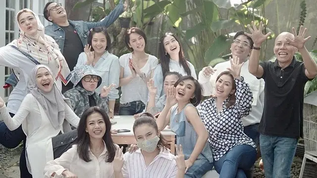 7 Potret Keseruan Rossa Bareng Geng Ladies, Arisan di Rumah Yuni Shara