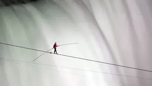 Nik Wallenda berjalan di atas tali di Air Terjun Niagara, Ontario. Menjadi orang pertama yang berjalan di atas tali sejauh 1.800 kaki melintasi tepi Air Terjun Niagara yang berkabut dan bergemuruh. (AP)