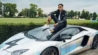 Aubameyang di atas Aventador miliknya