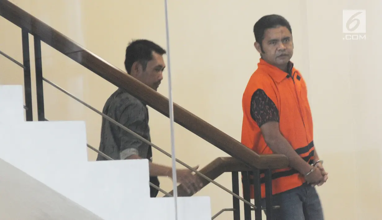 Anggota DPRD Provinsi Jambi Muhammadiyah akan menjalani pemeriksaan perdana pasca penahanan di Gedung KPK, Jakarta, Senin (5/8/2019). Muhammadiyah diperiksa sebagai tersangka terkait kasus dugaan suap pengesahan APBD 2017-2018 Provinsi Jambi. (merdeka.com/Dwi Narwoko)