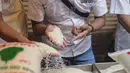 Tim Satgas Pangan Polda Metro Jaya dan Perum Bulog mengecek kualitas beras saat melakukan peninjauan di Pasar Tomang Barat, Jakarta, Rabu (21/11). Kegiatan tersebut untuk memantau stabilitas harga beras medium di pasaran. (Liputan6.com/Faizal Fanani)