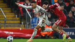 Penyerang Real Madrid asal Prancis, Kylian Mbappe (kiri) berebut bola dengan gelandang Liverpool asal Hungaria, Dominik Szoboszlai dalam pertandingan pekan keempat Liga Champions 2025-2026 di Stadion Anfield, Inggris, pada Selasa 4 November 2025 waktu setempat atau Rabu (5/11/2025) dini hari WIB. Berlaga di markas sendiri, The Reds tampil penuh percaya diri sejak menit awal pertandingan. (Paul ELLIS/AFP)