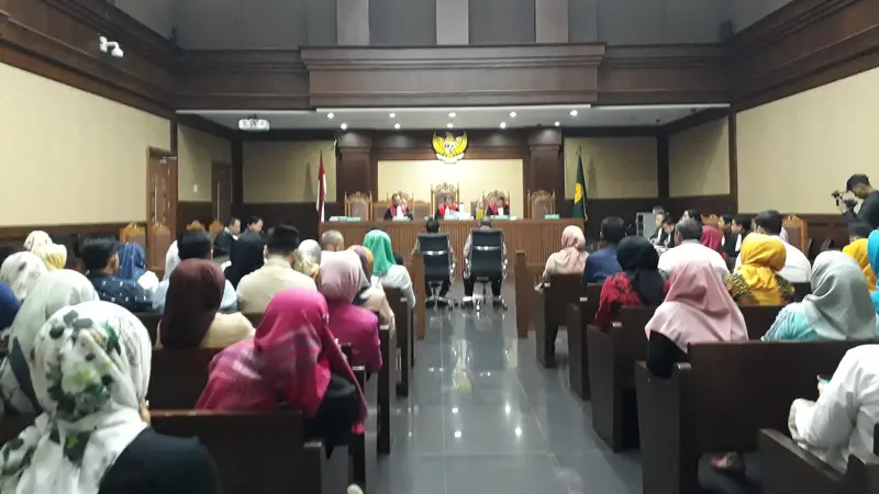 Sidang perdana Wali Kota Kendari, Adriatma Dwi Putra dan ayahnya yang juga calon Gubernur Sulawesi Tenggara, Asrun