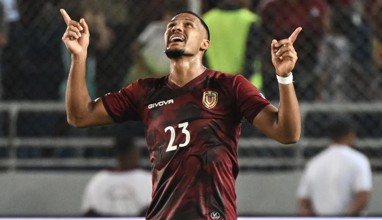 Striker Timnas Venezuela, Salomon Rondon yang kini tengah menjalani musim kedua bersama River Plate, total mencetak 2 gol dari 4 laga yang telah dijalani pada kualifikasi Piala Dunia 2026 Zona Conmebol. Kedua golnya dicetak masing-masing pada matchday kedua saat menang 1-0 atas Paraguay (13/9/2023) dan pada laga terakhir saat menaang 3-0 atas Cile (17/10/2023). (AFP/Federico Parra)