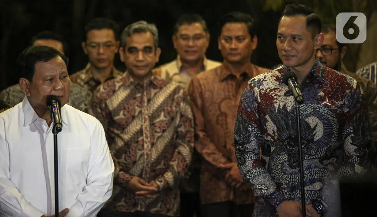 Ketua Umum Partai Gerindra Prabowo Subianto bersama Ketua Umum Partai Demokrat Agus Harimurti Yudhoyono  memberikan keterangan usai pertemuan di Kertanegara, Jakarta, Jumat (24/6/2022). Dalam pertemuan itu, AHY mengaku saling bertukar pandangan dengan Prabowo seperti, pandemi Covid-19 dan isu kebangsaan. (Liputan6.com/Faizal Fanani)