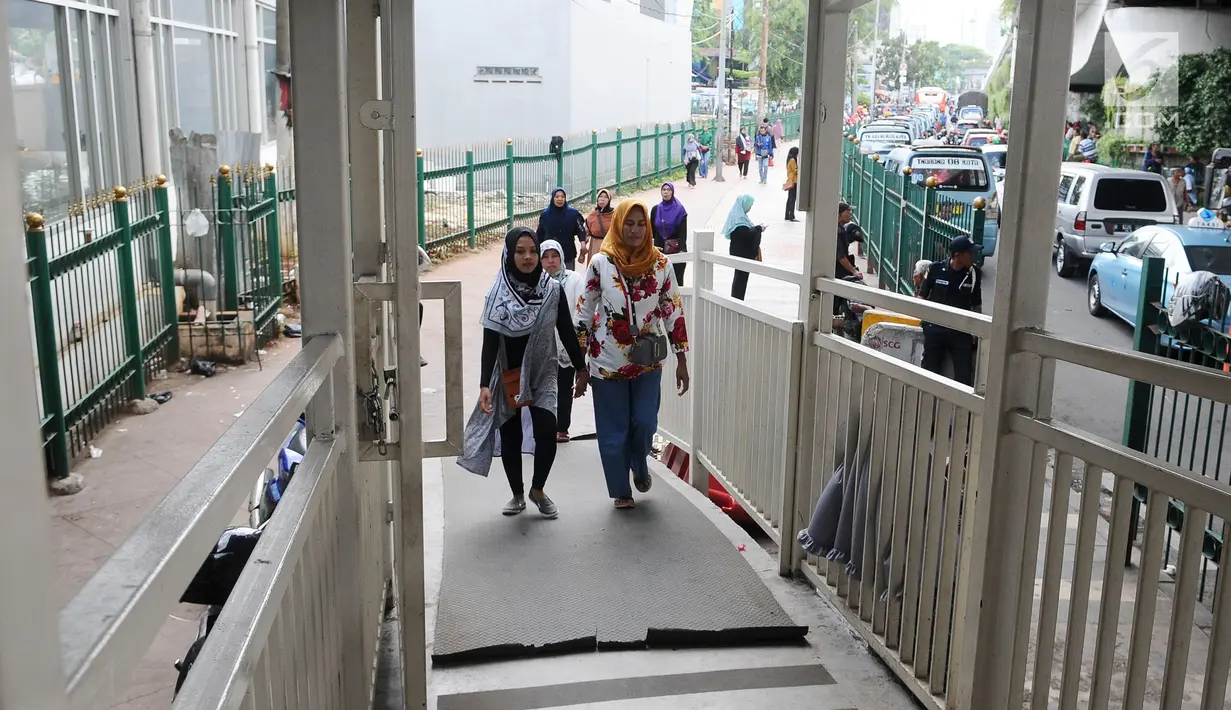 Pejalan kaki memasuki jembatan penyeberangan multiguna (JPM) atau Skybridge Tanah Abang, Jakarta, Kamis (7/2). Mulai 7 Februari 2019, pejalan kaki dilarang melewati Jalan Jatibaru yang berada di bawah Skybridge Tanah Abang. (Liputan6.com/Herman Zakharia)