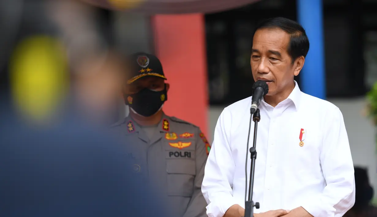 Presiden Joko Widodo memberi keterangan saat meninjau langsung vaksinasi Covid-19 bagi anak-anak usia 6-11 tahun yang digelar di Kompleks SDN Cideng, Gambir, Jakarta, Rabu (15/12/2021). (Foto: Lukas-Biro Pers Sekretariat Presiden)