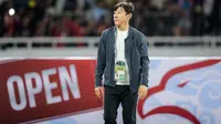 Pelatih Timnas Indonesia, Shin Tae-yong berjalan ke arah suporter merayakan kemenangan 1-0 atas Vietnam setelah berakhirnya laga Grup F kualifikasi Piala Dunia 2026 Zona Asia di Stadion Utama Gelora Bung Karno (SUGBK), Senayan, Jakarta, Kamis (21/3/2024). (Bola.com/Bagaskara Lazuardi)
&nbsp;