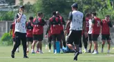 Pelatih Persija, Mauricio Souza, memimpin sesi latihan Persija Jakarta di Nirwana Park, Sawangan, Depok. (Bola.com/M Iqbal Ichsan)