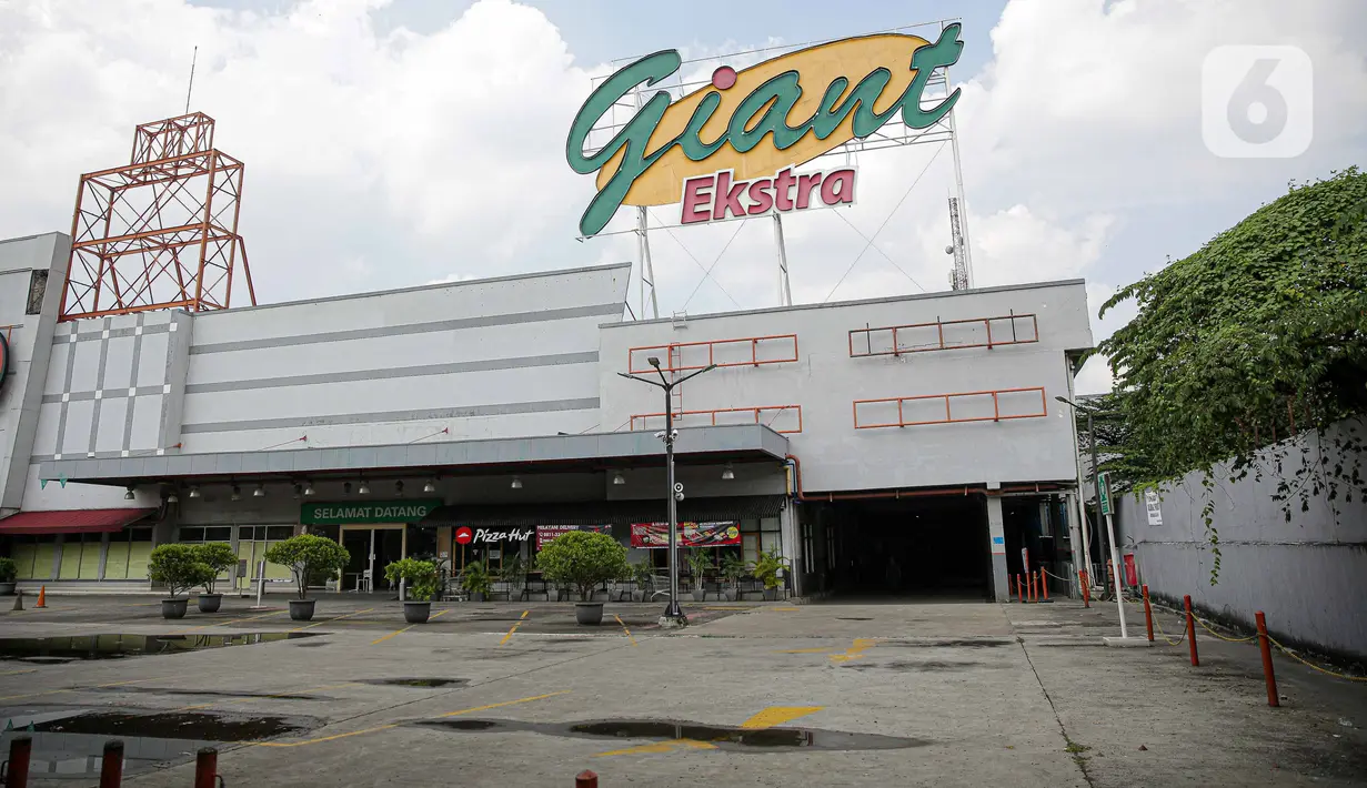 Suasana bagian depan Supermarket Giant Ekstra yang sepi aktivitas di Kreo, Tangerang, Senin (2/8/2021). PT Hero Supermarket Tbk resmi menutup seluruh gerai Giant di Indonesia pada Minggu (1/8/2021), dan akan lebih fokus pada pengembangan gerai merek lainnya. (Liputam6.com/Faizal Fanani)
