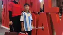 Tika Ramlan mengenakan jersey merah dari Timnas Korea Selatan, dipadukan kerudung dan celana hitamnya. [@tika_ramlan]