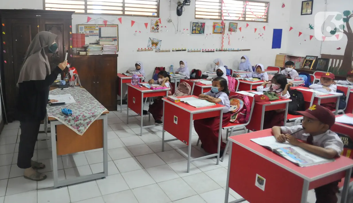 Siswa mengikuti kegiatan belajar mengajar tanpa ada guru yang hadir di SDN Pondok Cina 1, Depok, Jawa Barat, Senin (14/11/2022). Orang tua murid hingga relawan menjadi guru dadakan untuk mengajar siswa dan siswi SDN Pondok Cina 1. (merdeka.com/Arie Basuki)