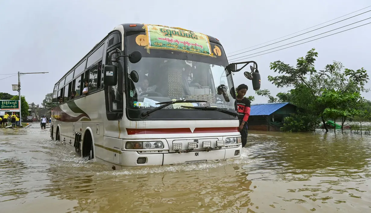 Curah hujan ini mencatat rekor baru untuk bulan Oktober. (SAI AUNG MAIN/AFP)