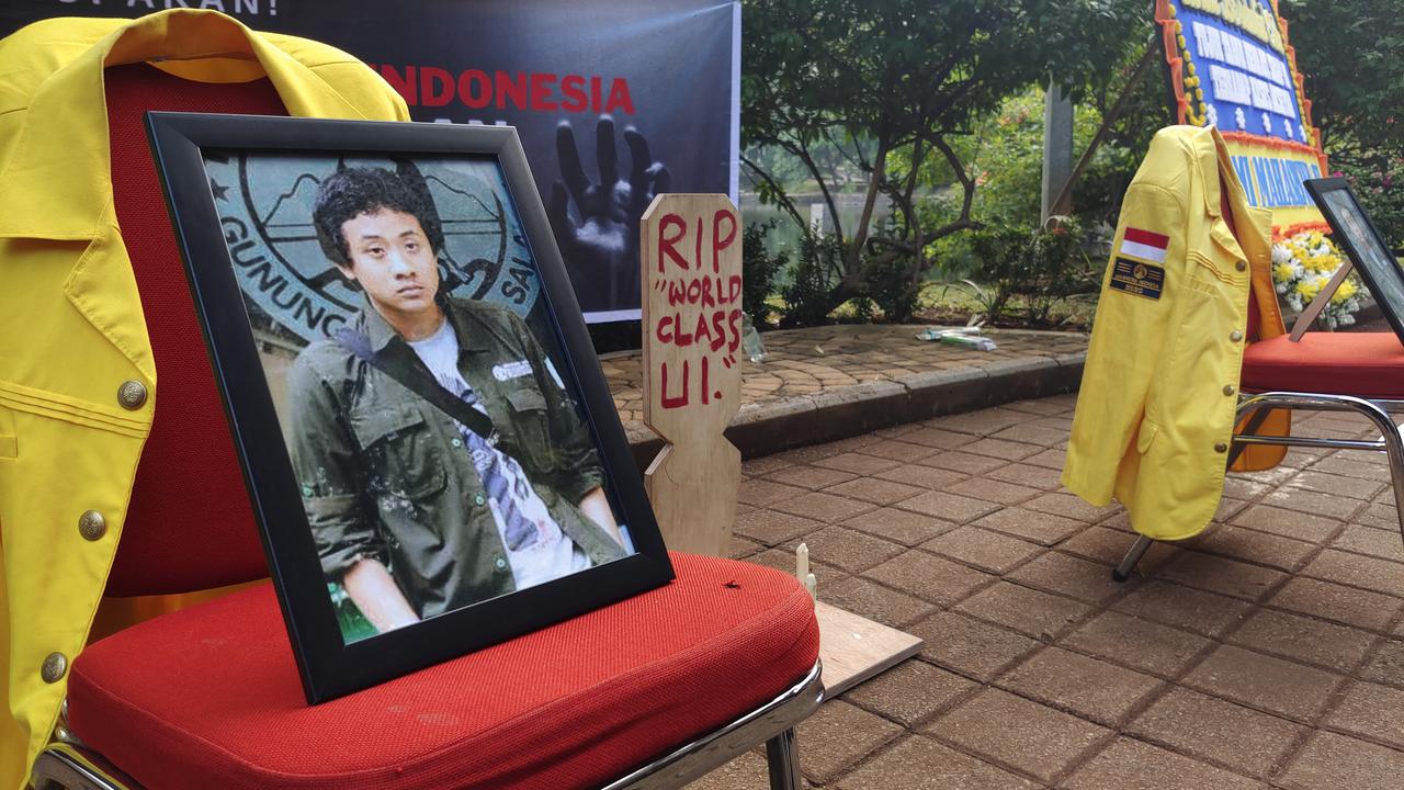 BEM UI dan ratusan mahasiswa UI menggelar aksi memperingati tujuh tahun kematian Akseyna di dekat Danau Kenanga UI (Liputan6.com/Dicky Agung Prihanto)