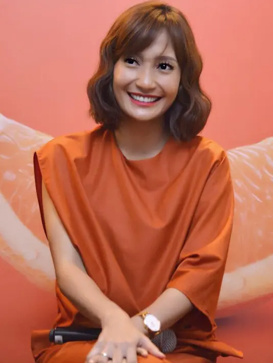 Artika Sari Devi adalah Puteri Indonesia 2004. Wanita cantik kelahiran 29 September 1979 ini juga sukses di dunia akting. (Foto: instagram.com/artikasaridevi)