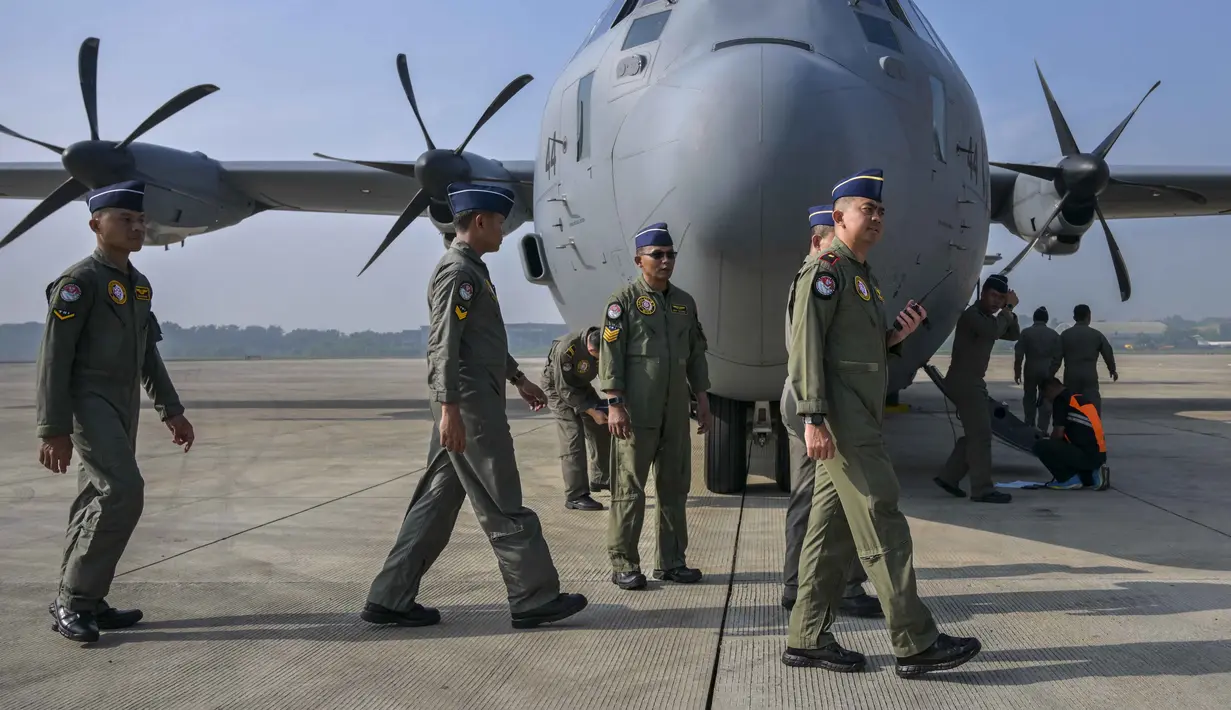 Dua pesawat Super Hercules C-130J dikerahkan untuk mengirimkan bantuan logistik bagi warga di Jalur Gaza, Palestina. (BAY ISMOYO/AFP)