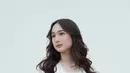 Laura Moane mengenakan kaftan putih shimmer. Kaftan memiliki hiasan beads silver pada bagian kerah V necknya. [@its_lauramoane2]
