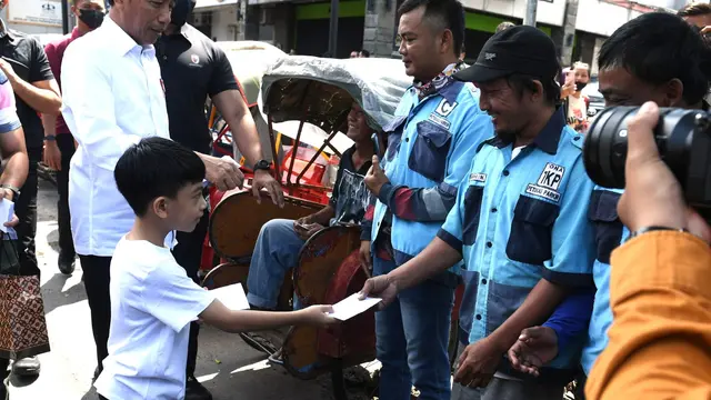 Presiden Jokowi dan Ibu Iriana yang turut mengajak cucunya, Jan Ethes Srinarendra membagikan sejumlah bantuan dan sembako kepada warga di Solo, Minggu (9/4/2023).