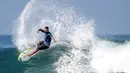 Peselancar Brasil, Willian Cardoso melakukan aksinya sehari sebelum dimulainya kejuaraan dunia surfing dari Liga Selancar Dunia (World Surf League) di Pantai Keramas Kabupaten Gianyar, Bali, Minggu (12/5/2019). Ajang itu akan diselenggarakan mulai 13-25 Mei 2019. (SONNY TUMBELAKA/AFP)