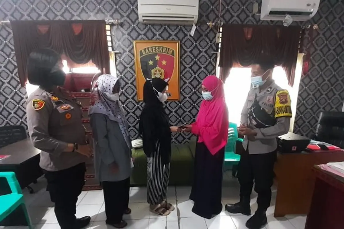 Kedua belah pihak saat menempuh jalan damai di Polsek Kabila, Bone Bolango (Arfandi/Liputan6.com)