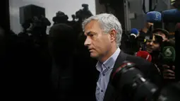 Manajer Manchester United, Jose Mourinho, bersiap menjalani sidang di Gedung Pengadilan Madrid, Jumat (3/11/2017). Pria asal Portugal itu menjalani sidang terkait dugaan penggelapan pajak saat masih melatih Real Madrid. (AP/Paul White)